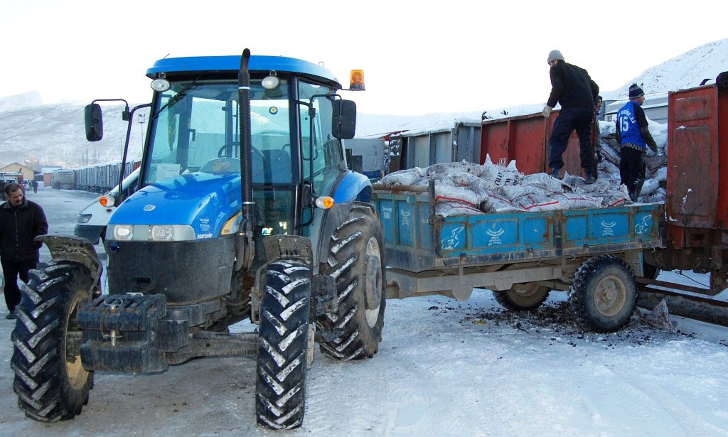 Tatvan’da SYDV’nin  kömür dağıtımı devam ediyor